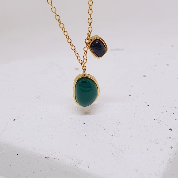 Black Agate Pendant On Cable Chain 